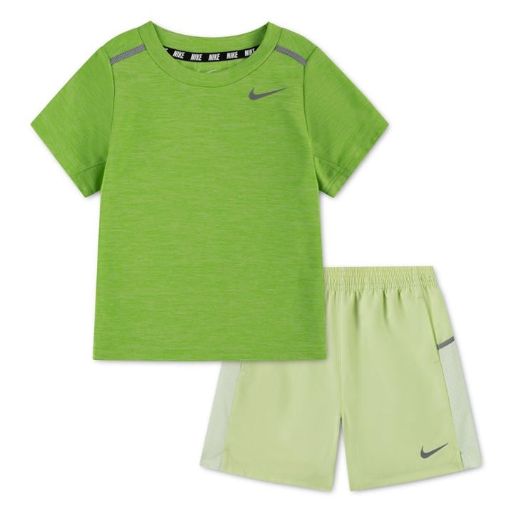 Nike  Kids Green ' T-Shirt in Size 5 - 6 Years, Sports Direct
