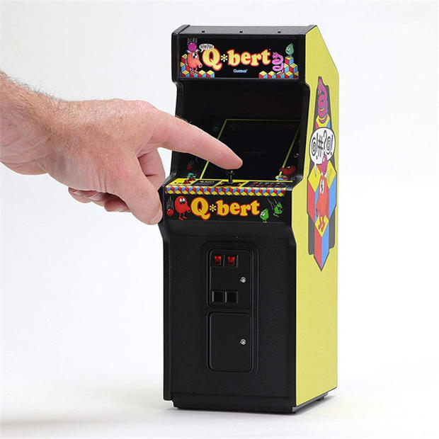 Merchandise - New Wave Toys - Q*bert x RepliCade