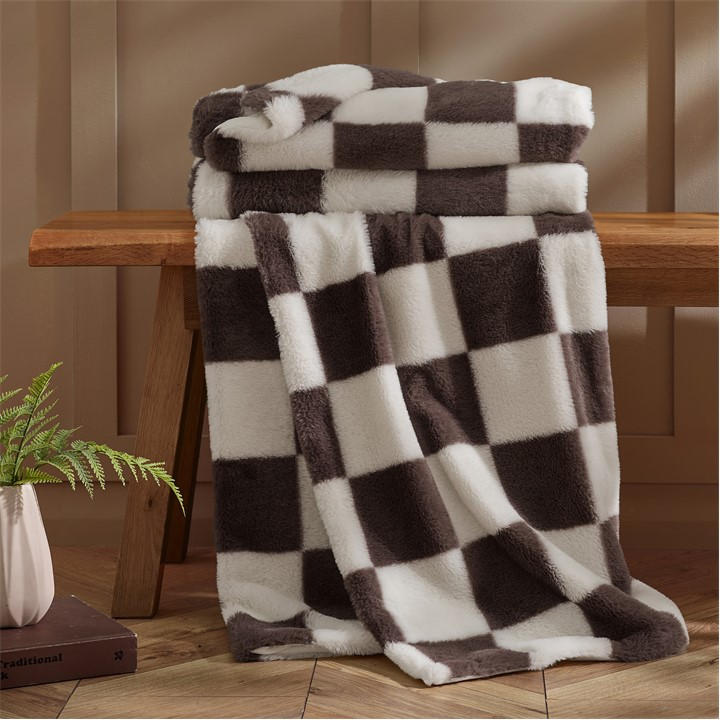 Catherine Lansfield Cosy Soft Checkerboard Fleece 130x170cm Throw Chocolate - Image 4
