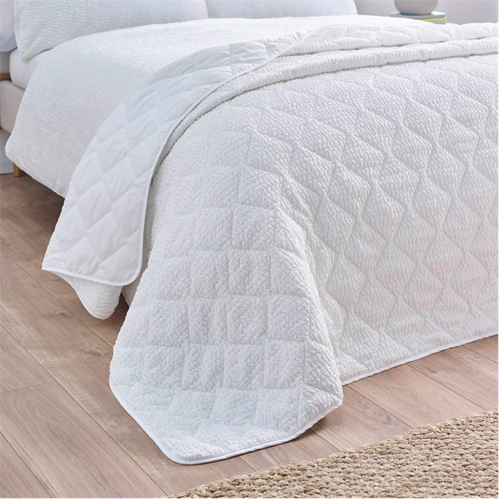 Catherine Lansfield Unisex White 'Crinkle Seersucker Texture' Bedspread In - Image 4