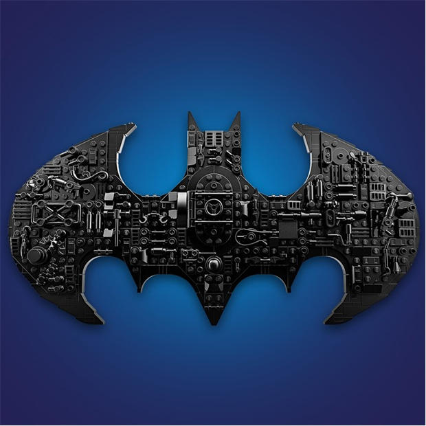 DC Comics - LEGO - DC Batman Logo Super Hero Toy with Minifigures 76330