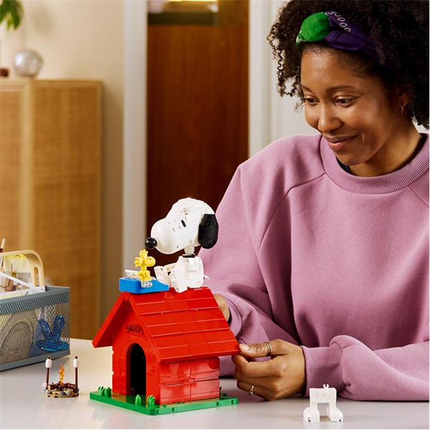 Snoopy Doghouse - LEGO - Ideas Peanuts: Snoopy’s Doghouse Set for Adults 21368