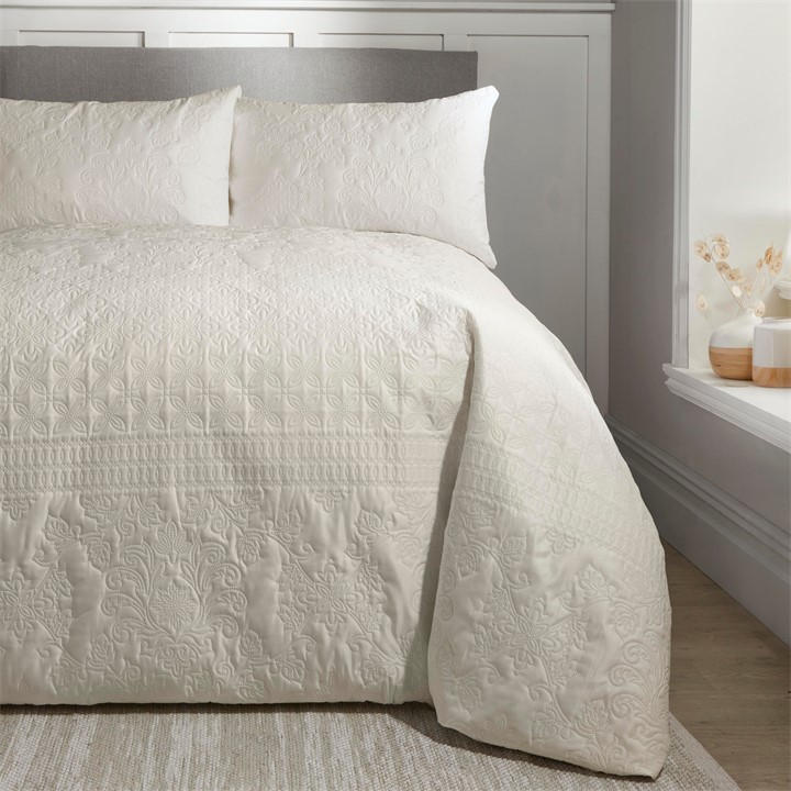 Serene Home  Beige Avery Pinsonic Damask Duvet Cover Set In White in Size Superking, Sports Direct