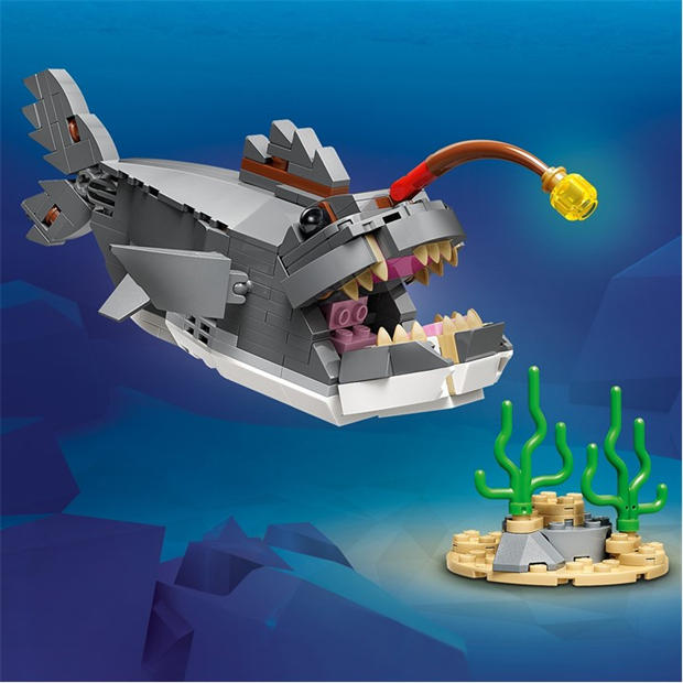 Retro Gaming - LEGO - Creator 3in1 Fierce Shark with a Treasure Chest 31381
