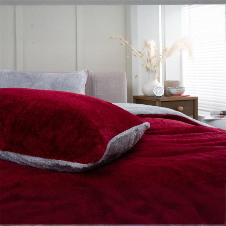 The Lyndon Company  Red Pillowcases, Sports Direct